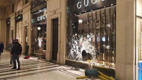 Torino, raffica di arresti per la notte di saccheggi nelle boutique 